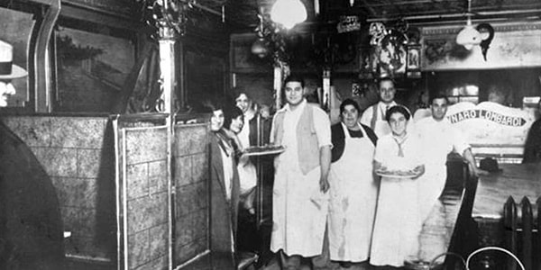 Bu durum 1905 yılına kadar böyle devam etti. Peki, 1905'te ne oldu? ABD'nin ilk pizzacısı olarak tarihe geçen Lombardi's Pizza New York City'de açıldı.