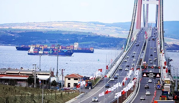 Araçların hareketiyle oluşan rezonansı kırmak için köprüye hafif virajlar ve bağlantı noktalarında esnemeye izin veren detaylar eklendi.