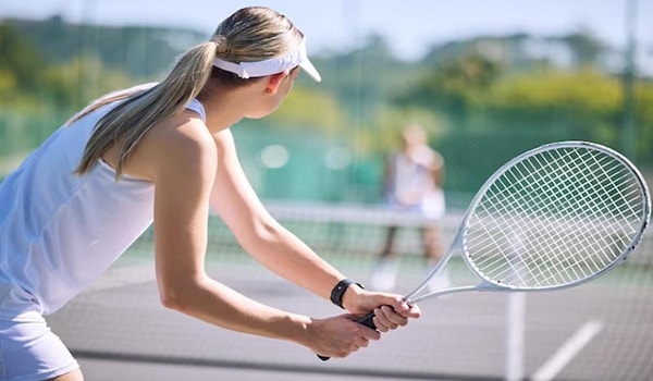 Kökeni 12. yüzyıla kadar uzanan tenis, ilk çıktığı zamanlarda deri veya kumaştan yapılmış bir topla oynanıyordu.