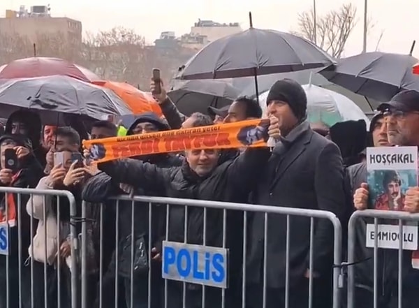 Tayfur için AKM’de yapılacak töreni öğrenen hayranları saatler öncesinden gelerek son yolculuğuna uğurlamak için yerini aldı.