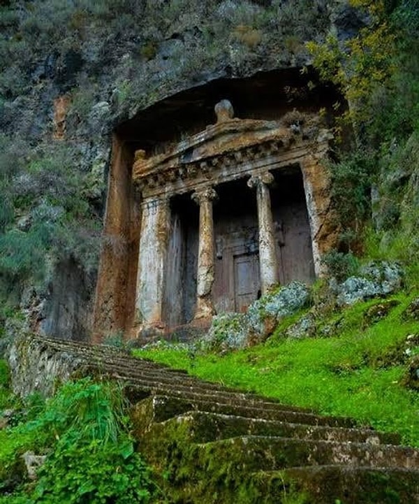 5. Burası tanıdık gelecek: M.Ö. 350'ye tarihlenen Amyntas Mezarı