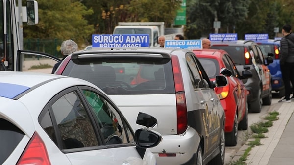 Kurslar, 2025 yılı itibarıyla yürürlüğe giren yeni fiyat farkının da sürücü adayları tarafından ödenmesi gerektiğini duyurdu. Bu durum, hem kursiyerler hem de kurslar için ek bir mali yük oluşturdu.