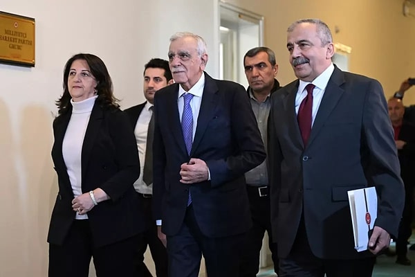 İmralı Heyeti, Öcalan'la görüştükten sonra mecliste de hızlı bir şekilde temaslarına başladı. Son olarak Bahçeli'yle de görüşen heyetten olumlu açıklamalar geldi.