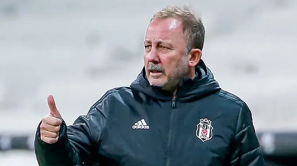 Sergen Yalçın, Beşiktaş'ın yeni teknik direktörü olma konusunda en önemli favorilerden biri. Ancak kendisi Ekol TV'deki programına da devam ediyor.