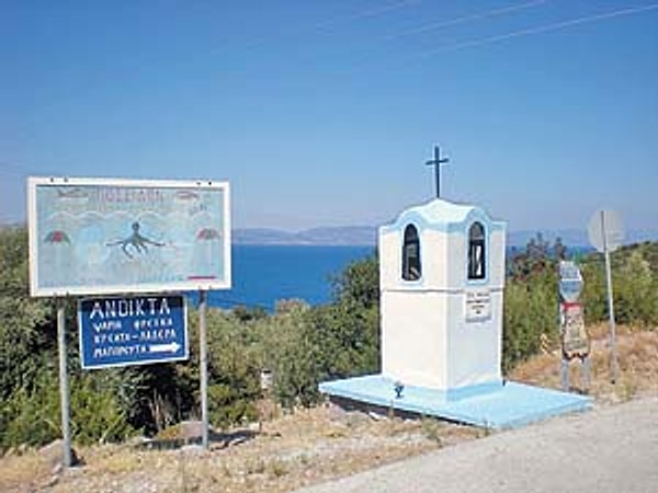 Balkan coğrafyasına özgü olan bu gelenek insanların hem acısını hem de inancını anlatıyor. Yunanistan yollarında bu yapıların her biri sessiz bir hikaye fısıldıyor: kaybedilenler, kurtulanlar ve minnetle edilen dualar…