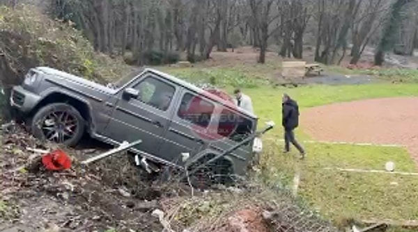 Ancak, henüz bilinmeyen bir nedenle direksiyon hakimiyetini kaybeden Khalahi, yaklaşık 40 metre ilerledikten sonra yol kenarında seyyar satıcılık yapan 64 yaşındaki Sadiye Aydın’a çarptı. Cip daha sonra mesire alanına uçtu.