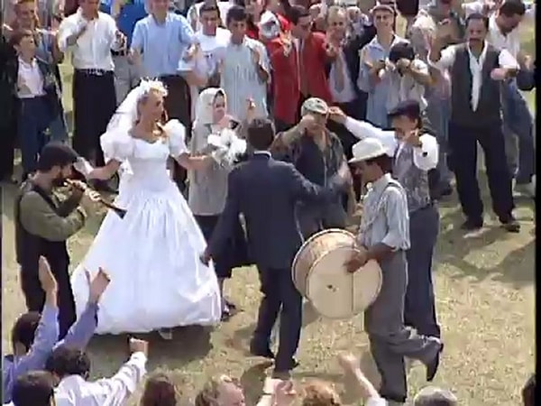 Köyden kente göçü ve şehrin insanı duygusal olarak yok ettiği detayları anlatan şarkı aslında müthiş bir modern zaman eleştirisi bile sayılabilirdi. Şarkının Tükiye'de hit olmasının ardından bir de klip geldi ki, herkes Fadime'nin Düğünü'nden başka bir şey konuşmaz oldu.