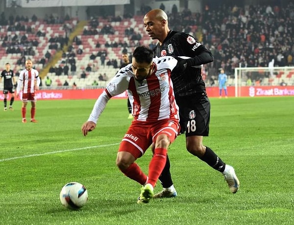 Bir taraftar olarak, en çok performans beklediğim futbolcuların başında, en çok para saydığımız futbolcular geliyor.