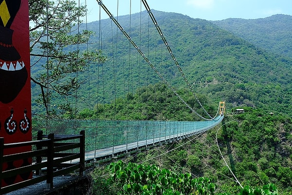 Köprü toplamda 240 metre uzunluğa ve 12 metre genişliğe sahip olsa da araçların geçiş yapabileceği bölüm yalnızca tek bir araçlık alan sunuyor.