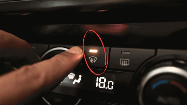 Genelde ön panelde klima tuşlarına yakın konumlanan bu tuşa bastığınızda arka cam rezistansı devreye giriyor. Arka camın içini ısıtarak çalışan bu sistem, buğulanma ve yoğuşmanın oluşmasını önlüyor.