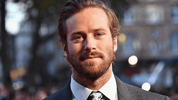 2021 yılında hakkında çıkan cinsel taciz ve yamyamlık iddiaları nedeniyle kariyerine ara veren Armie Hammer, uzun süredir kariyerine ara vermişti.