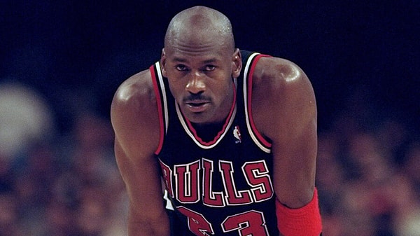 Michael Jordan, basketbol tarihinin gelmiş geçmiş en iyi oyuncusu olarak anılmayı hak eden ve sporun sınırlarını yeniden tanımlayan bir efsane. Onu bu kadar iyi yapan ise sadece sahada gösterdiği eşsiz performans değil!