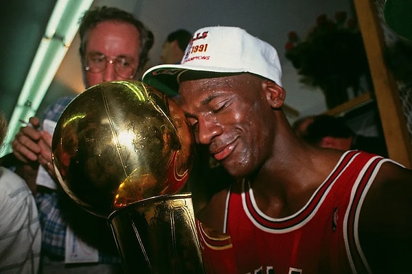 ''Majesteleri'' lakabıyla anılan Michael Jordan, tam 6 kez NBA şampiyonluğu yaşadı. Daha da önemlisi, kazandığı her şampiyonlukta finallerin MVP'si olmayı başardı.