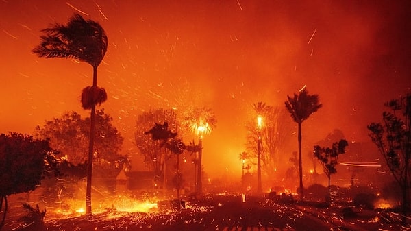 Los Angeles, alevlere teslim oldu. Kontrolden çıkan yangında binden fazla ev kül oldu.