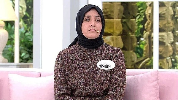 Esra Erol, devam eden yayınlarında babası ile kavga edip evi terk ettiği söylenen Fatih ile ilgili annesi Rabia'nın çelişkili açıklamalarına vurgu yapmıştı.