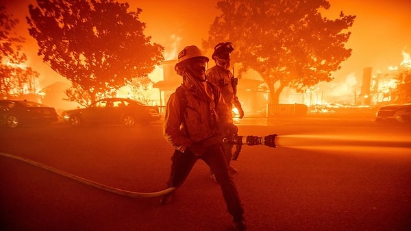 Los Angeles Belediye Başkanı Karen Bass, Palisades Yangını'nda bazı sokaklardaki yangın musluklarının suyunun bittiği yönündeki eleştirileri reddederek, yıkımın yalnızca su temininden kaynaklanmadığını söyledi. Bass, "Hepimiz bunun benzeri görülmemiş bir olay olduğunu biliyoruz, ayrıca yangın musluklarının bu tür büyük yıkımlarla başa çıkmak için inşa edilmediğini de biliyoruz. Şiddetli rüzgarların aynı anda alevleri ve közleri körüklemesi ve destek uçaklarının yere inmesine neden olması nedeniyle durum daha da zorlaştı. Yıkımın bu kadar kötü olmasının sebebi, benzeri görülmemiş rüzgar" dedi.