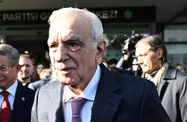 Ahmet Türk, DEM Parti heyeti tarafından PKK terör örgütünün elebaşı Abdullah Öcalan’ın ziyaret edilmesinin ardından TBMM'de temsil edilen siyasi partilere gerçekleştirilen ziyaretlerde yer aldı.