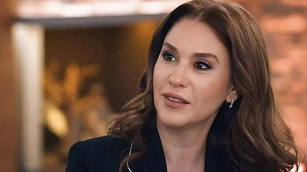 Dizi sektöründeki tekelleşme iddiaları TV100 yazarı Fuat Uğur'un yayınladığı yazıyla gündemde bomba etkisi yarattı. Ayşe Barım ve ID İletişim'i odak noktası alan iddialar kısa sürede şirket tarafından yalanlanmıştı. Ajans bünyesindeki oyuncular da bu iddiaların 'ahlak dışı' olduğunu belirtmişti. Kısa süre içerisinde manşetleri saran iddialara oyuncu sektöründen gelen tepkiler de büyümüştü.  Dizi sektöründe tekelleşme iddialarını doğrulayan oyuncular birer birer farklı iddialar ortaya atarken Kızılcık Şerbeti dizisinin efsane karakteri Kıvılcım'ı canlandıran Evrim Alasya konuya dahil oldu! Bir X kullancısına verdiği yanıtla tekelleşmeden haberim yok diyen Alasya bakın önlemini nasıl aldı!