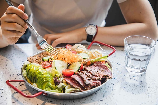 Yemek yerken bile hep benzer seçeneklerden ilerliyoruz. Örneğin, yeni bir restorandan yemek söylemek veya daha önce hiç tatmadığımız bir yemeği sipariş etmek oldukça güç olabiliyor. Zira halihazırda severek tükettiğiniz yiyeceklerden devam etmek istiyorsunuz.