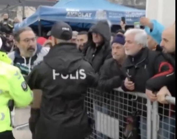 İzdihamın yaşanmaması için geniş güvenlik önlemlerinin alan polisler, ünlü oyuncuyu tanıyamayıp protokol bölümüne almak istemedi.