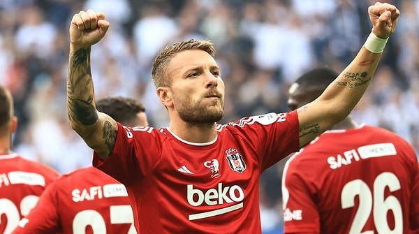 Serie A kulüplerinden teklif alan Immobile ayrılmak istiyor. Ancak bu hafta yönetimle görüşecek İtalyan oyuncuyu yönetim bırakmak istemiyor.