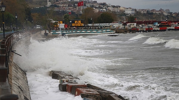 Aynı durum Marmara için de geçerli, Marmara Denizi’nde de rüzgarın kuzey ve kuzeydoğu yönlerden 6 ila 8 kuvvetinde fırtına oluşturacağı öngörülenler arasında.