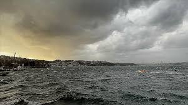 Fırtınanın Marmara Denizi'nde akşam saatlerinden itibaren, Kuzey Ege'de ise gece saatlerinde etkisini kaybedeceği tahmin ediliyor.