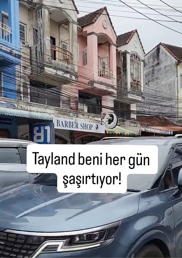 "Tayland beni her gün şaşırtıyor" başlığıyla gördüğü berberi paylaştı.