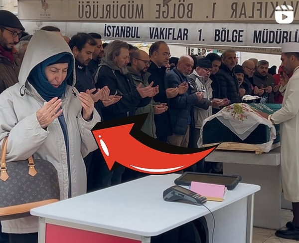 Oyuncu Şükran Çağman ise yakın dostu Bedia Ener’i yalnız bırakmadı. Cenaze namazında cemaatin önünde saf tutup dualar eden Çağman, imamın kadınları safların yan tarafına davet etmesi uyarısına aldırmadı.