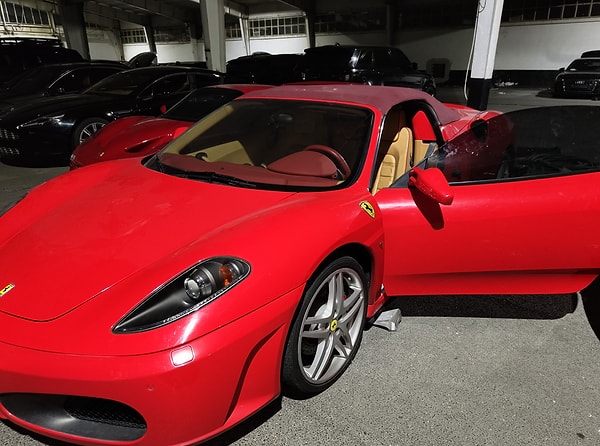 Ferrari markasının en pahalı modellerinden biri olarak bilinen F50'nin piyasa değeri, yaklaşık 3 milyon doları buluyor.