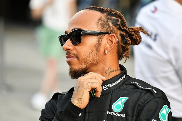 Yedi kez dünya şampiyonu olarak adını tarihe yazdıran F1'in İngiliz pilotu Lewis Hamilton, Ferrari'yle pistlere çıkmaya gün sayarken aşk hayatıyla magazin dünyasına bomba gibi düştü.