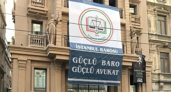 “Bu Anayasa dışı müdahaleye karşı sessiz kalamazdık. Nitekim kalmadık, bu bakımdan demokratik irade burada ortaya çıktı. Ama bununla yetinmeyeceğiz. 23 Şubat günü yapacağımız olağanüstü kurultay kararımızı burada açıklıyorum. 23 Şubat kurultayı demokrasinin ne olduğunu, demokrasinin ancak hukuk yoluyla işlediğini, inşa edilebileceğini İstanbul Barosu’nun 67 bin avukatı, bütün baroların desteğiyle duyuracak. Hepiniz 23 Şubat demokrasi kurultayına davetlisiniz.”