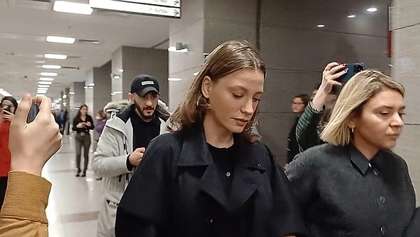 Ayşe Barım'a yurt dışı yasağı verilirken söz konusu iddialarda da adı geçen ünlü oyuncu Serenay Sarıkaya tanık sıfatıyla dosyada yer aldı.