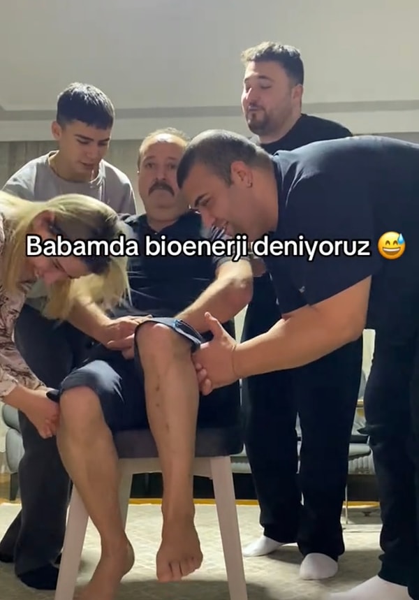 İlk önce babalarını hiçbir şey yapmadan havaya kaldırmayı denediler ama olmadı.