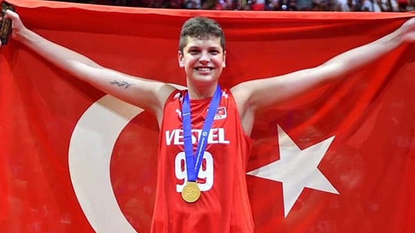 Milli voleybolun genç yıldızı Ebrar Karakurt, bugün 25 yaşına bastı. Başarılarıyla olduğu kadar enerjisiyle de takdir toplayan Karakurt, doğum gününde sosyal medyadan hem kendi hem de takım arkadaşlarının paylaşımlarıyla dikkat çekti.