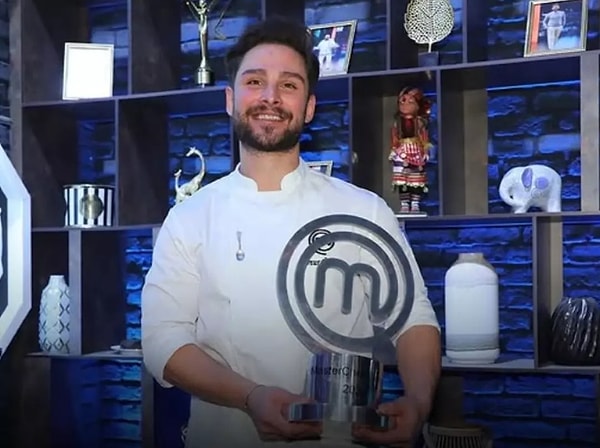 MasterChef Onur, daha lise döneminde aşçılık hayali için çalışmaya başlamış ve birçok ödül almış. Kendine güveni de, yıllardır emek verdiği bu yolda inanarak başarıyı elde etmesinden geliyor.