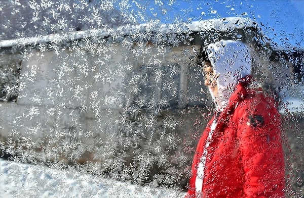 Hava sıcaklıklarının Doğu kesimlerde 3 ila 5 derece azalacağı aktarılıyor. Diğer yerlerde ise önemli bir değişiklik yaşanmayacak.