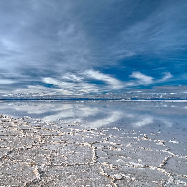 Salar de Uyuni Gölü de bu harikalardan bir tanesi. Adeta doğal bir "ayna" diyebileceğimiz bu göl birçok turistin de ilgisini çekiyor.