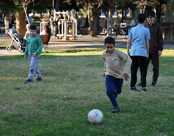 Kış ortasında güneşli havanın keyfini çıkartan Adanalılar, park ve bahçelere akın etti. Meteoroloji Genel Müdürlüğü verilerine göre kentte önümüzdeki 5 gün boyunca yağış beklenmiyor.