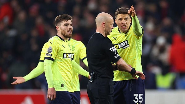 Taylor protestolara rağmen VAR kontrolü sonrası Anthony Taylor golü iptal etti. Maçı Nottingham Forest 3-2 kazanırken maç sonu programı ve sosyal medyada bu hareket konuşuldu.