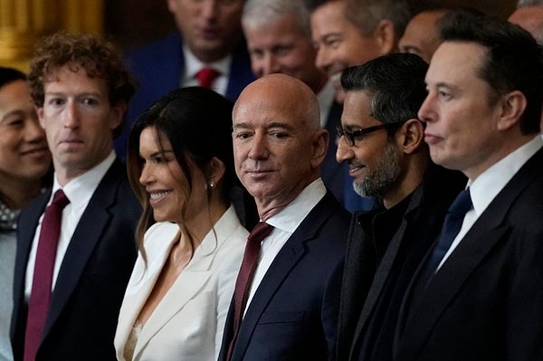 Trump'ın yemin töreninden gelen fotoğraflarda, ikonik bir anın kameraya yansıdığı görüldü. Dünyanın en zengin insanları Elon Musk, Jeff Bezos, Mark Zuckerberg ve Sundar Pichai yan yana yer aldı.