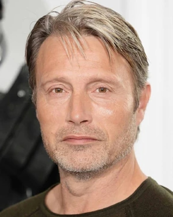 Defileye katılan yıldızlardan biri markanın tanıtım yüzü ve dünyaca ünlü aktör Mads Mikkelsen'di.