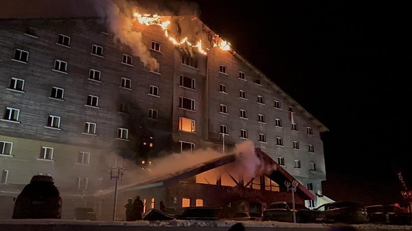 Türkiye bu sabah Bolu’dan gelen acı haberle uyandı. Kartalkaya kayak merkezinde gece saatlerinde başlayan yangın sonucu çok sayıda kişi hayatını kaybetti.