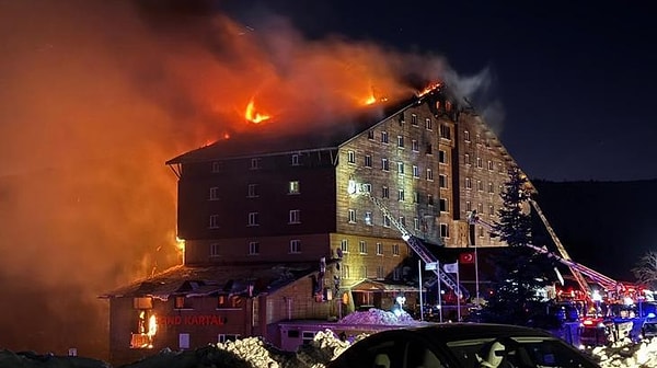 Bolu'da bulunan Grand Kartal Otel’de dün gece saat 03.30 sıralarında çıkan yangın tüm Türkiye'nin yüreğini dağladı. Yarıyıl tatili nedeniyle doluluk oranının yüzde 80-90 civarında olduğu belirtilen otelde 76 kişi yaşamını yitirdi, 51 kişi ise yaralandı.