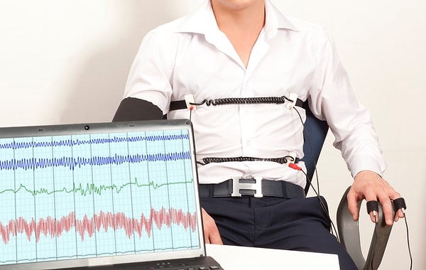 Daha sonra test edilen konuya ilişkin kritik sorulara geçiliyor. Bu sorulara verilen yanıtlar sırasında fizyolojik tepkilerde ani değişiklikler gözlenirse, kişinin yalan söylediği yönünde bir değerlendirme yapılıyor. Yani yalan makineleri, kişinin yalan söyleyip söylemediğini söz konusu değerlerdeki ani değişikliklere bakarak karar veriyor.