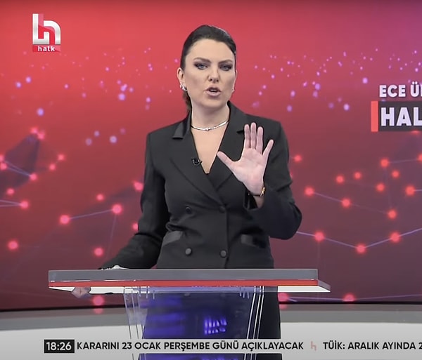 Geçtiğimiz saatlerde her zamanki gibi Halk TV ana haberini sunmak için izleyicisinin karşısına geçen Ece Üner, yine her zamanki gibi kitabın ortasından konuştu.