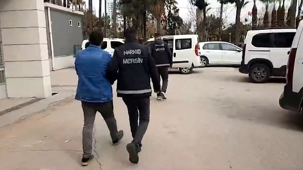 Cumhuriyet başsavcılıkları ve polisleri tebrik eden Yerlikaya, "Her sokakta, her caddede, her köşe başında biz varız. Zehir tacirlerine göz açtırmıyoruz. Evlatlarımızın geleceğini karartmalarına müsaade etmiyoruz, etmeyeceğiz" dedi.