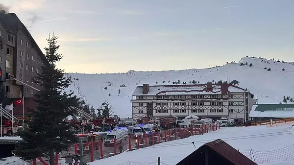 Yaşanan acı olay sebebiyle Kartalkaya Kayak Merkezi’nde bulunan otellerde yapılan rezervasyonunu iptal ettirmek isteyen bir kişi, “Rezervasyon iptali almıyoruz. Otelimiz ve pistler tam kapasite ile hizmet veriyor. Yangından etkilenmedik. Biz müşterilerimizi ağırlamaya uygunuz. Gelmek istemiyorsanız o sizin kararınız ama ücretinizi iade etmeyiz” cevabı almış.