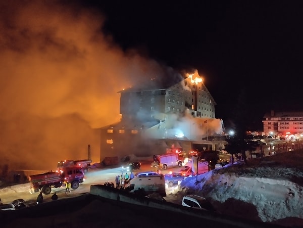 Tüm Türkiye 21 Ocak sabahına çok trajik bir haberle uyandı ne yazık ki. Gecelik konaklama ücreti 32 bin liraya kadar çıkan Grand Kartal Otel’de  saat 03.30 sıralarında çıkan yangın kısa sürede faciaya yol açtı.