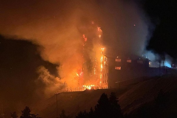 Bolu Kartalkaya Kayak Merkezi'ndeki Grand Kartal Otel'de gece 03.30 sularında çıkan yangın kısa sürede tüm oteli sardı.